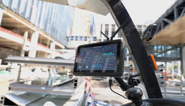 ONERugged Forklift Mounted Tablet PC—V80J: Ideal for Efficient Warehouse Management