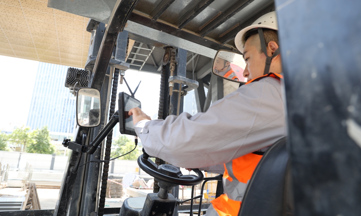 New Energy Vehicle Manufacturer Boosts Logistics  Efficiency and Precision with ONERugged V10J Vehicle PC