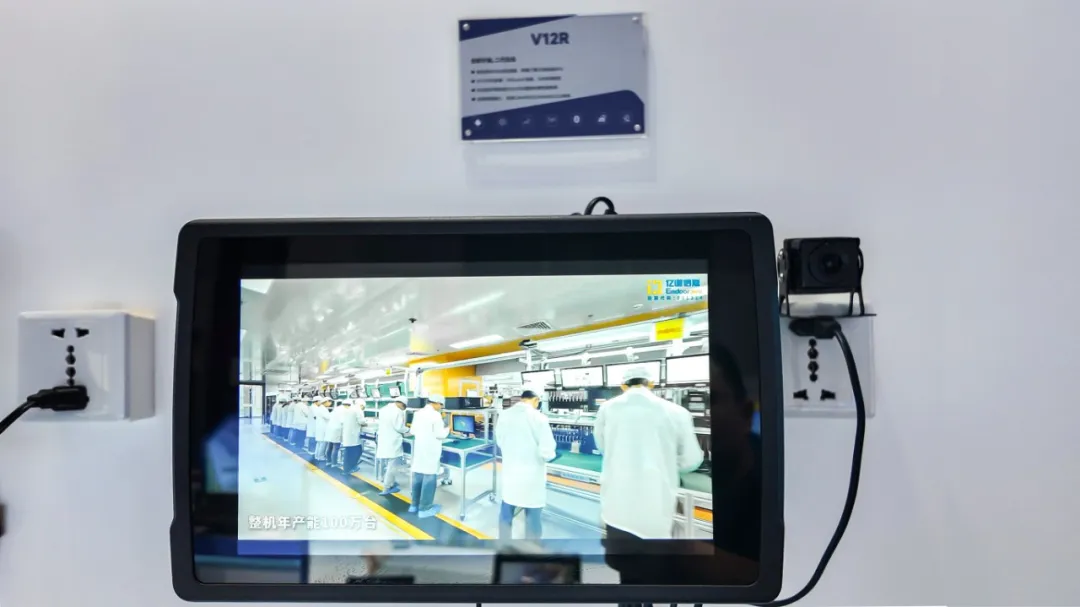 The V12R tablet offers high compatibility, seamlessly adapting to multiple types of agricultural machinery.