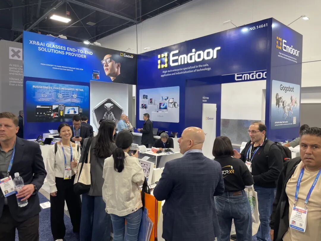 Crowds gathered at the Emdoor CES 2026 booth exploring the latest innovations in rugged tablet and edge AI computing.