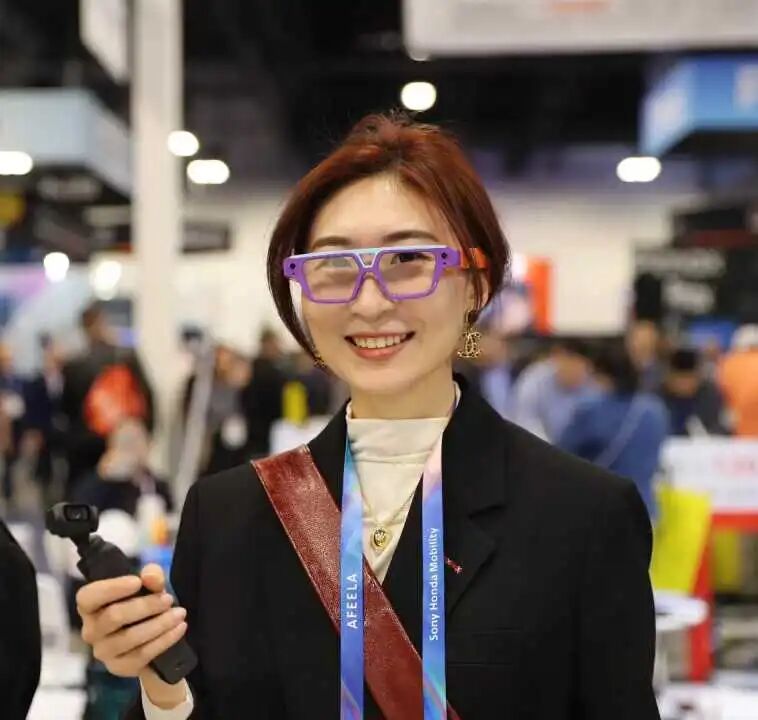 Attendees experiencing EmdoorVR's new AI glasses, complementing the full matrix of rugged tablet news and innovations at the show