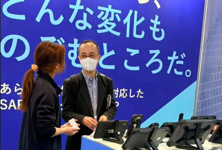 A logistics fleet manager exploring the V82T vehicle mounted terminal at the Emdoor rugged hardware showcase in Tokyo. A logistics fleet manager exploring the V82T vehicle mounted terminal at the Emdoor rugged hardware showcase in Tokyo.