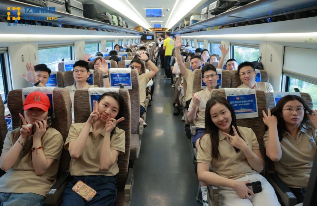 Emdoor Information team traveled to the picturesque landscapes of Yangshuo, Guilin, for an immersive three-day team-building retreat