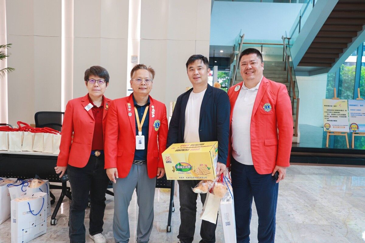 Emdoor Group staff and Lions Club volunteers group photo